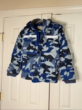 Mini Boden boys' all-weather waterproof jacket in a blue camouflage size 11-12